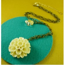 Ivory Crysanthemum Necklace